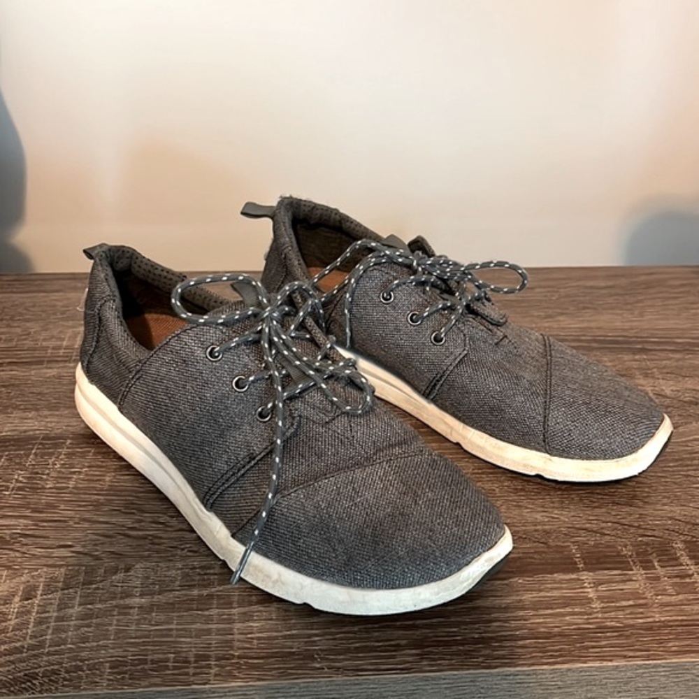 Toms 9 shoe lace up tie shoes